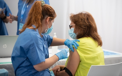 Una dona es vacuna a Sabadell | Roger Benet